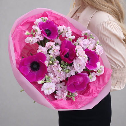 Букет из анемонов и маттиолы в дизайнерской упаковке