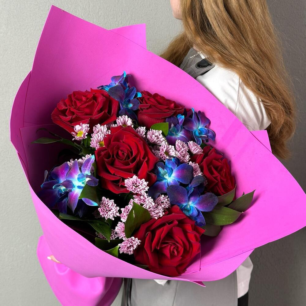 Букет из красных роз, синих орхидей и сантини в розовой упаковке