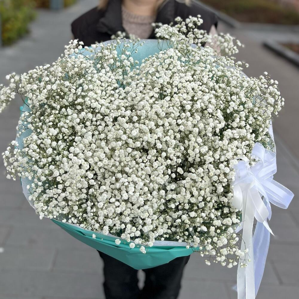 Большой букет из белой гипсофилы в упаковке цвета тиффани фото №4