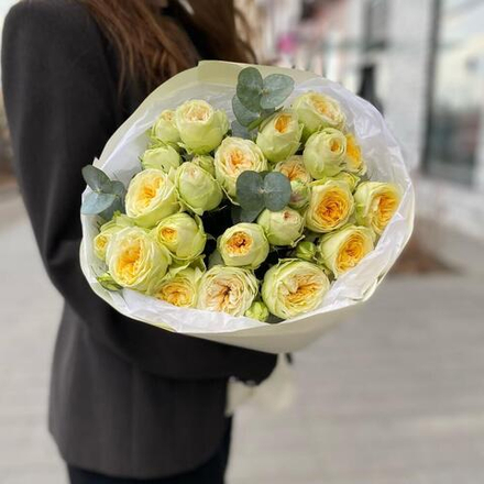 Букет из кремовых кустовых пионовидных роз