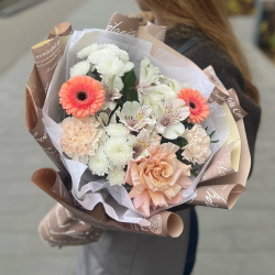 Букет из хризантем, гербер, роз и альстромерии в шоколадной упаковке - РИМСКАЯ РОЗА фото №6