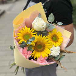 Букет из подсолнухов, диантусов и белой розы с эвкалиптом фото №3 - РИМСКАЯ РОЗА