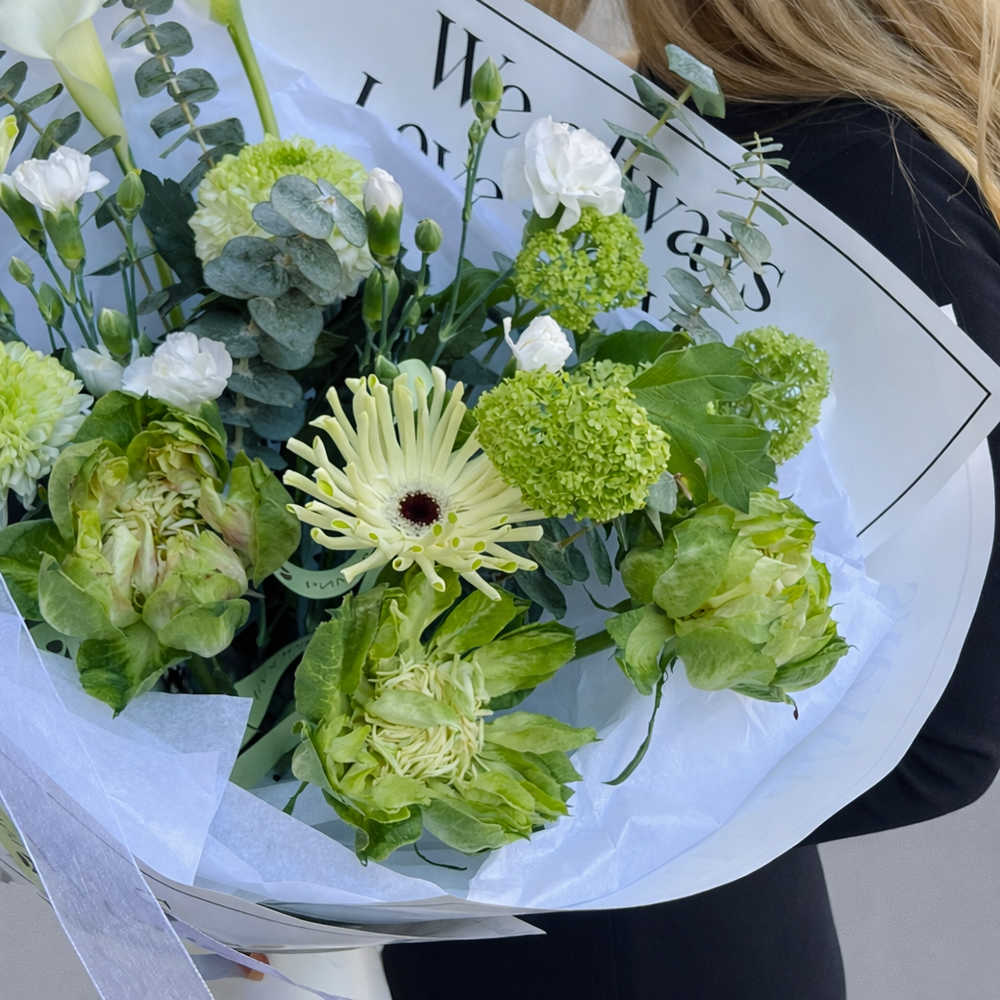 Букет из белых калл, с розами Veggie (Вегге), герберами и хризантемами - РИМСКАЯ РОЗА фото №5