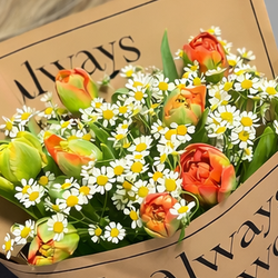 Букет из пионовидных тюльпанов и кустовых ромашек в дизайнерской упаковке - РИМСКАЯ РОЗА фото №4