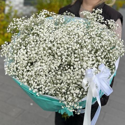 Большой букет из белой гипсофилы в упаковке цвета тиффани