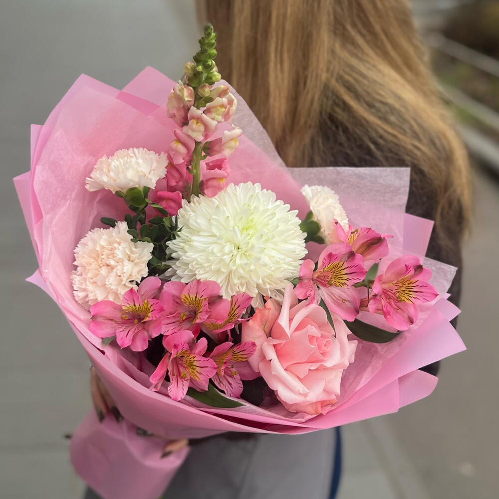 Нежный букет из альстромерий, хризантемы, французской розы и гвоздик в розовой упаковке - РИМСКАЯ РОЗА фото №1