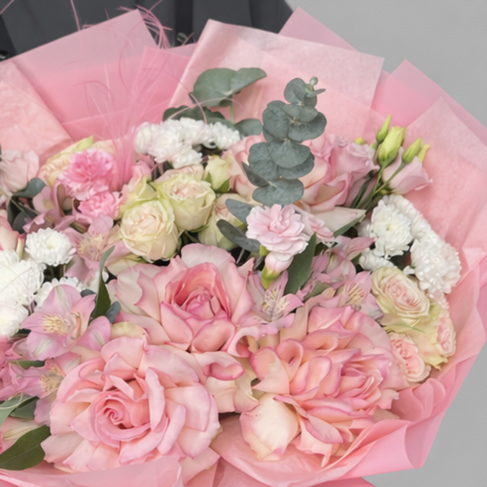 Большой букет из французских и кустовых роз, хризантем и эустомы в розовой упаковке - РИМСКАЯ РОЗА фото №3