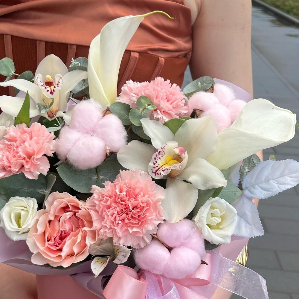Коробка с диантусами, каллами, орхидеями, хлопком и розой