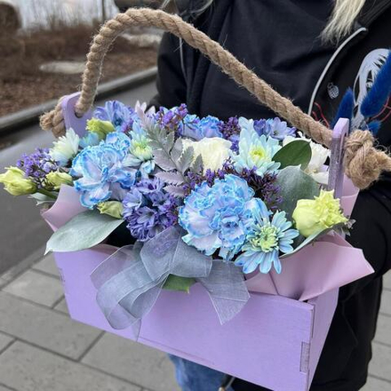 Цветы в ящике с хризантемами и эустомой