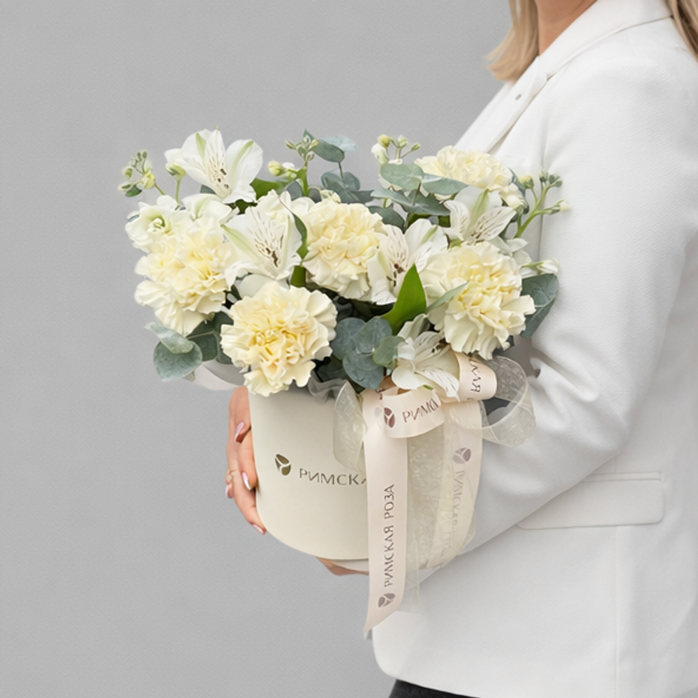 Композиция из гвоздик, маттиолы и альстромерий с веточками эвкалипта в коробке - РИМСКАЯ РОЗА фото №1