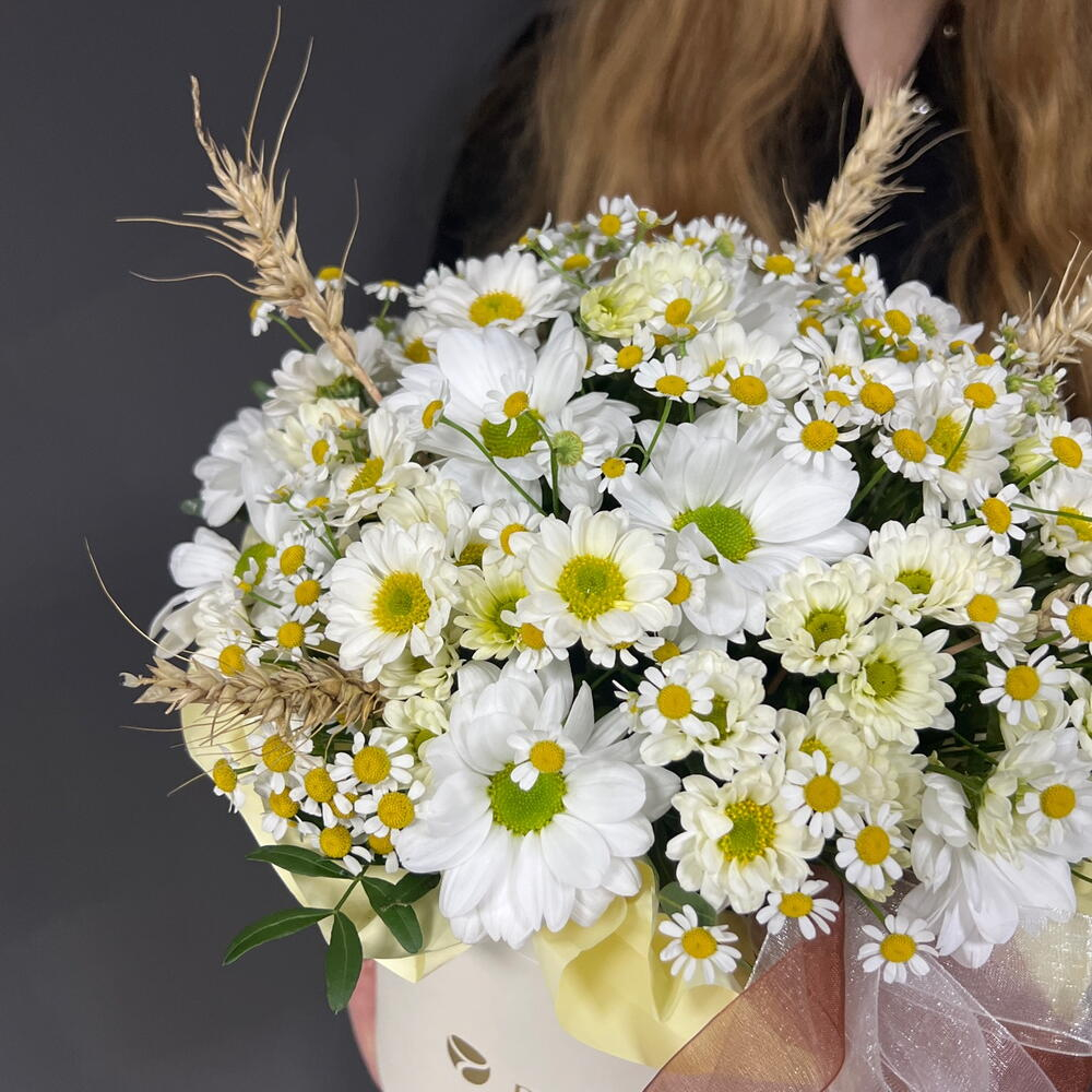 Композиция в коробке с ромашками, хризантемой и колосьями - РИМСКАЯ РОЗА фото №6