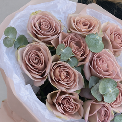 Букет из эквадорских роз Amnesia с эвкалиптом в дизайнерской упаковке - РИМСКАЯ РОЗА фото №4