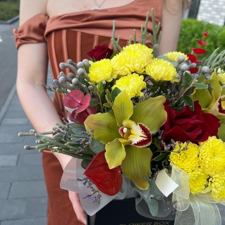 Зеленые орхидеи с красными розами, брунией и сантини