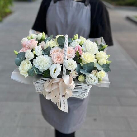 Корзина с кустовыми розами, нежной эустомой, диантусами и эвкалиптом
