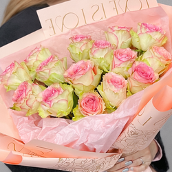 Монобукет из роз Эсперанса (Эквадор) 15 шт в дизайнерской упаковке - РИМСКАЯ РОЗА фото №3