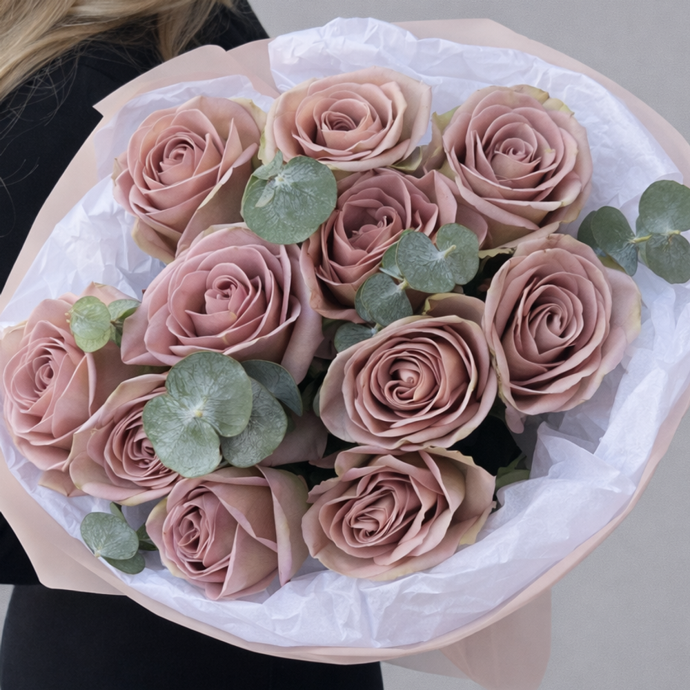 Букет из эквадорских роз Amnesia с эвкалиптом в дизайнерской упаковке - РИМСКАЯ РОЗА фото №2