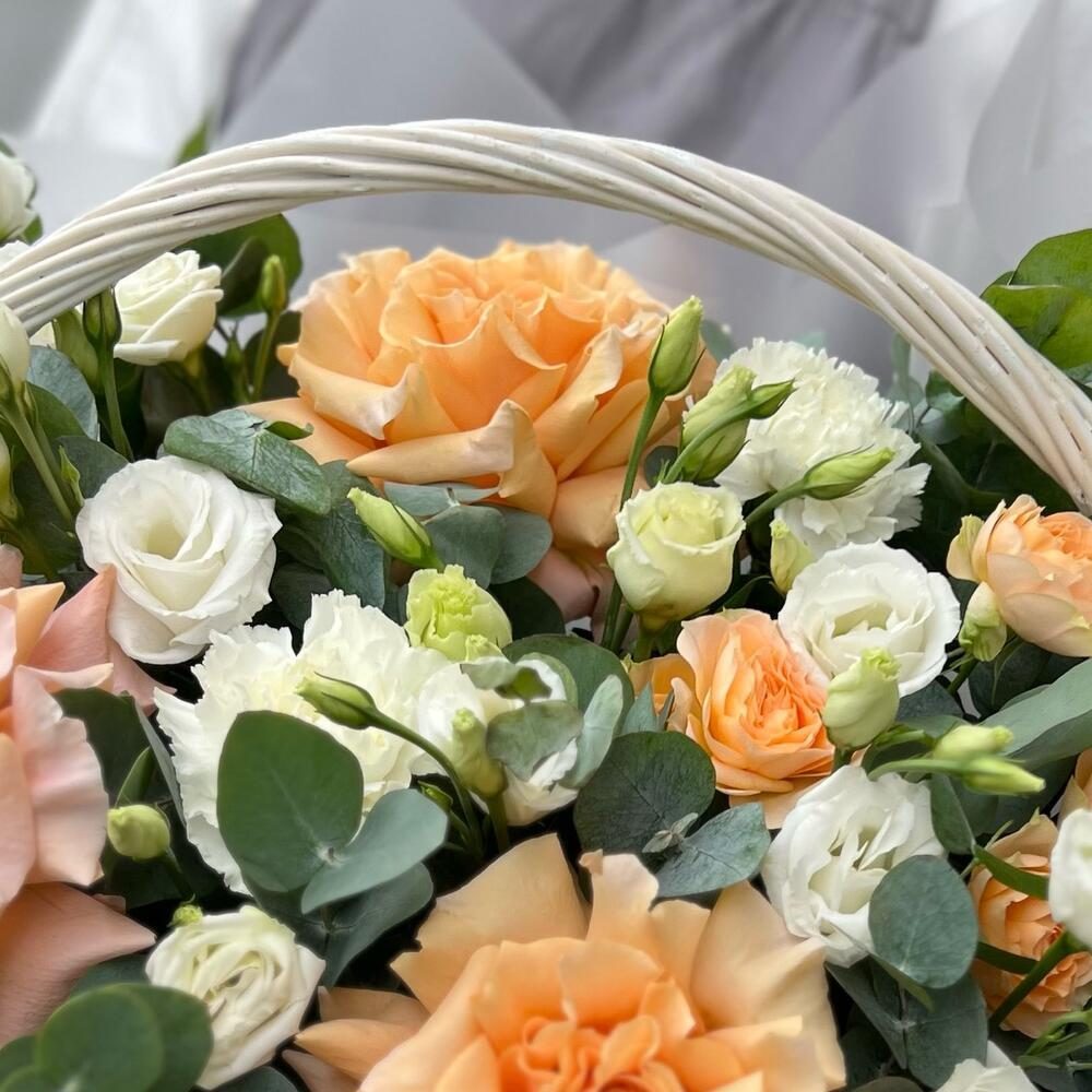 Корзина с французскими розами, эустомой, кустовыми розами и эвкалиптом - РИМСКАЯ РОЗА фото №5