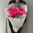 Букет из 7 розовых роз в матовой упаковке под ленту