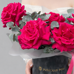 Композиция из больших розовых роз в коробке с эвкалиптом - РИМСКАЯ РОЗА фото №5