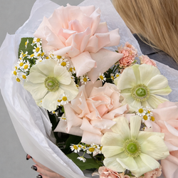 Букет из французских роз, анемонов и кустовых ромашек - РИМСКАЯ РОЗА фото №4