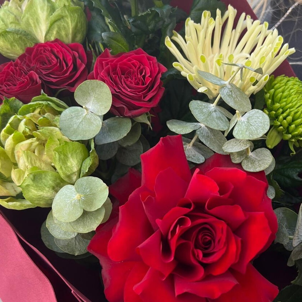 Букет из красных французских роз с герберами, розами veggie и антуриумом - РИМСКАЯ РОЗА фото №4