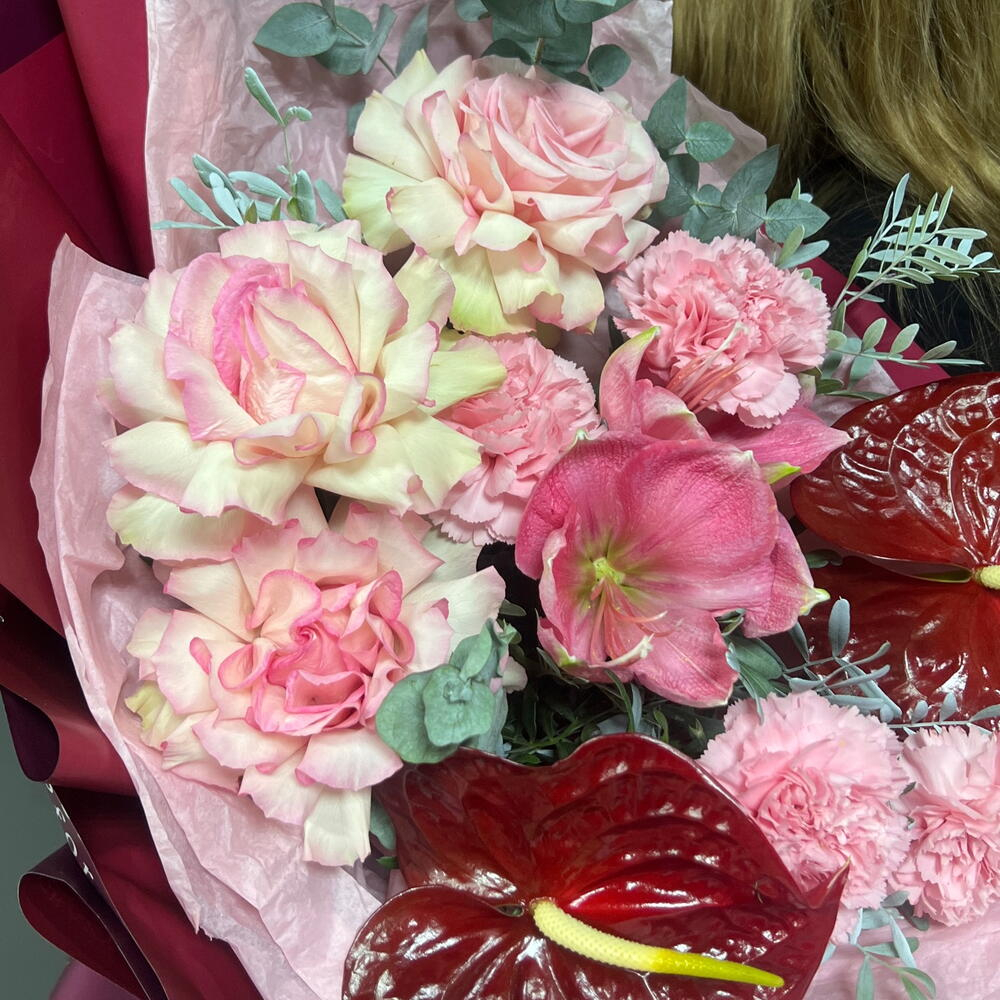 Большой букет с французскими розами, антуриумом, амариллисом и диантусами