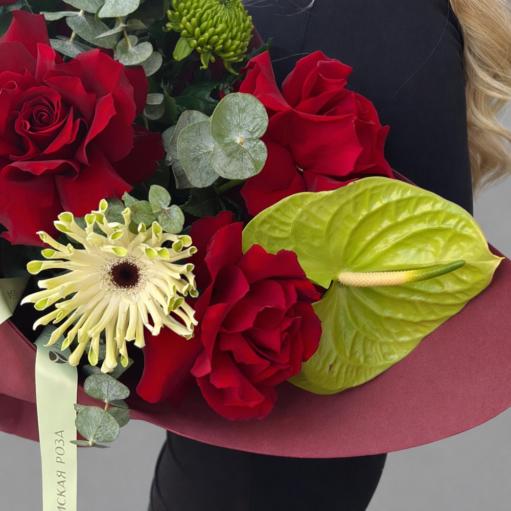 Букет из красных французских роз с герберами, розами veggie и антуриумом - РИМСКАЯ РОЗА фото №3