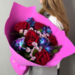 Букет из красных роз, синих орхидей и сантини в розовой упаковке