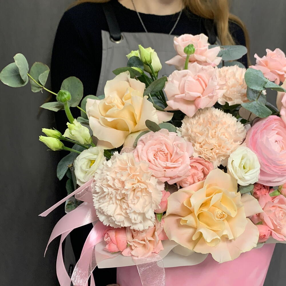 Композиция в коробке с розами, ранункулюсом, эустомой и кустовыми розами - РИМСКАЯ РОЗА фото №4