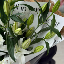 Букет из 3 лилий в дизайнерской упаковке - РИМСКАЯ РОЗА фото №5