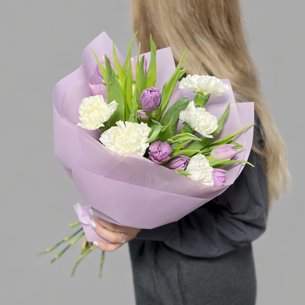 Букет из фиолетовых тюльпанов и гвоздик - РИМСКАЯ РОЗА фото №2