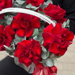 Композиция из красных французских роз с эвкалиптом в корзине - РИМСКАЯ РОЗА фото №6