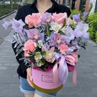 Орхидеи, гладиолусы, пионовидная лилия, кружевные диантусы и альстромерия в коробке