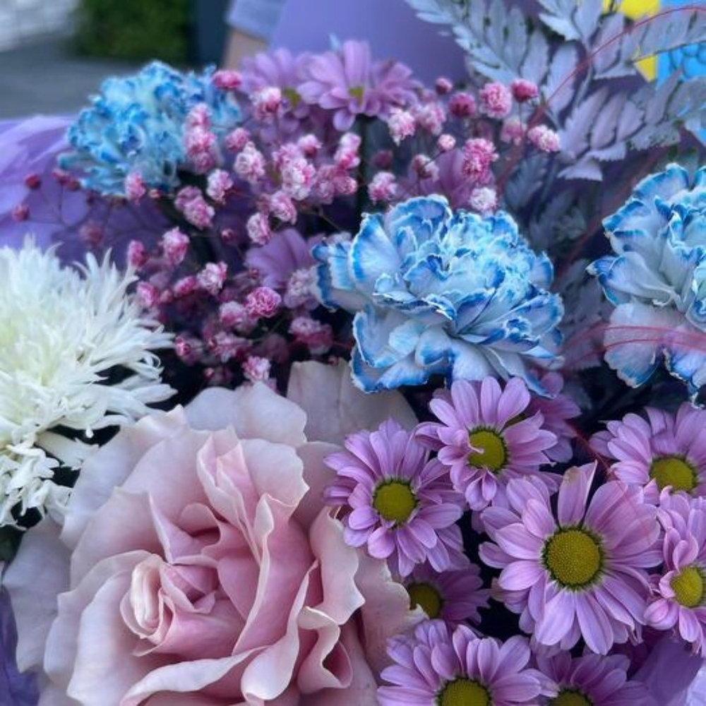 Букет с французской розой, голубыми диантусами и сантини