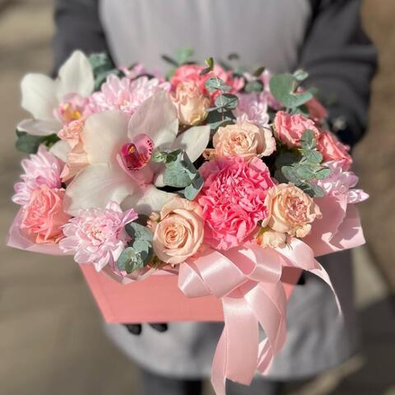 Кустовые розы, орхидеи и хризантемы в коробке