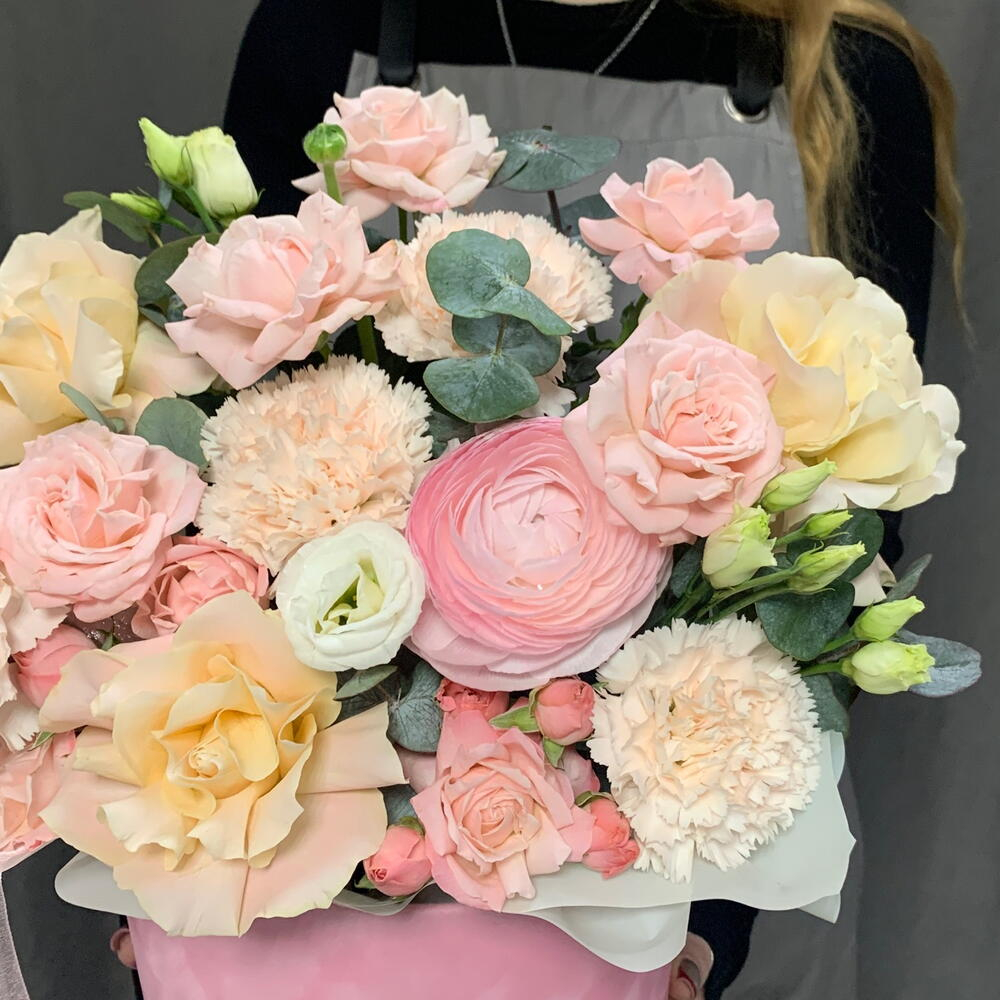 Композиция в коробке с розами, ранункулюсом, эустомой и кустовыми розами - РИМСКАЯ РОЗА фото №2