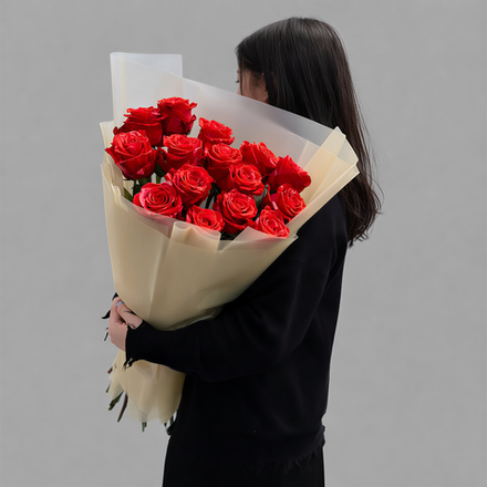 Монобукет из эквадорских роз Wild Cat в дизайнерской упаковке