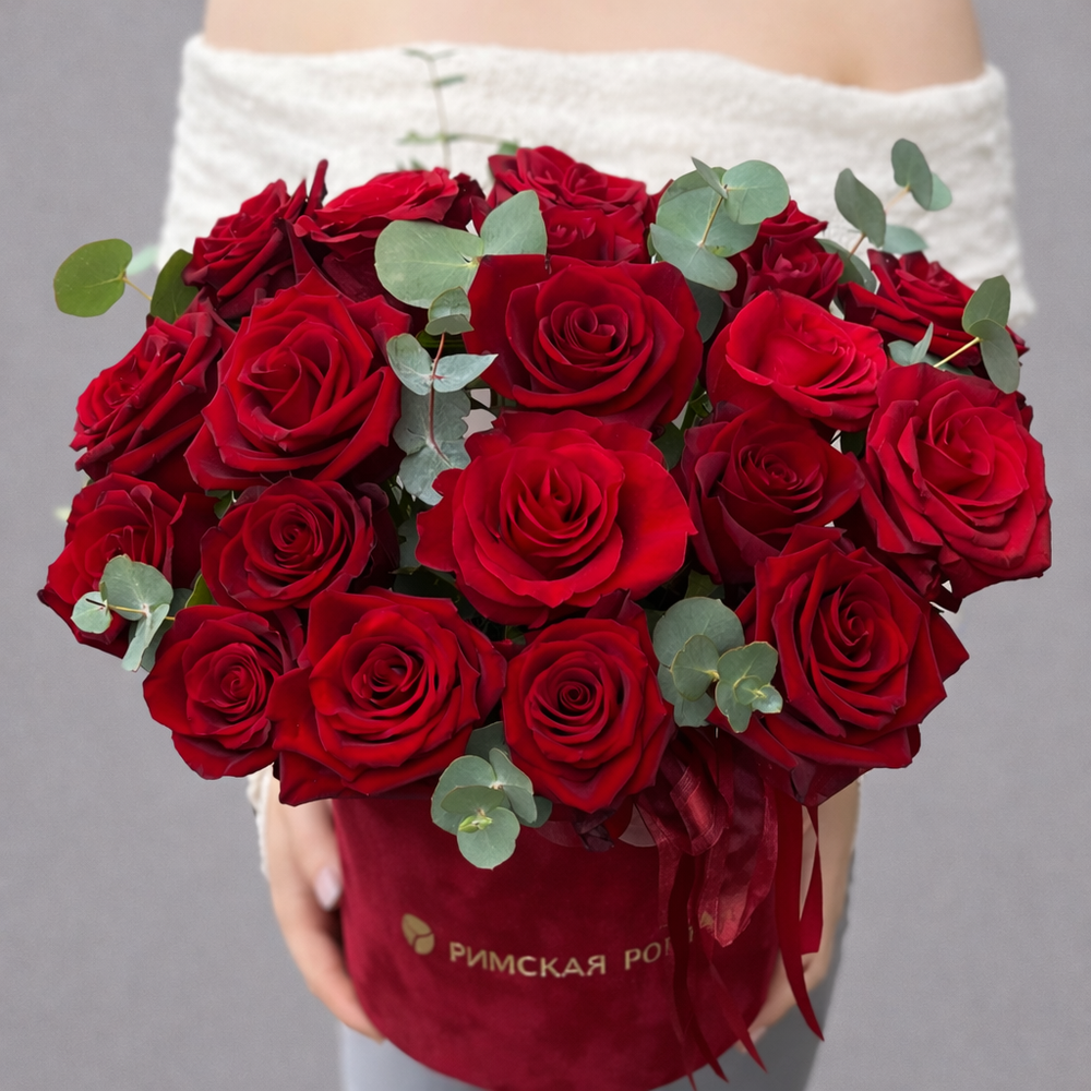 Композиция из алых роз с эвкалиптом в красной коробке - РИМСКАЯ РОЗА фото №3