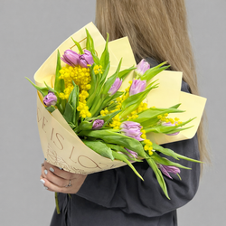 Букет из пионовидных тюльпанов и мимозы - РИМСКАЯ РОЗА фото №2