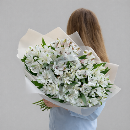 Большой монобукет из белых альстромерий