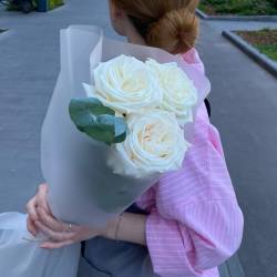 Букет из белых роз с эвкалиптом в матовой упаковке фото №2