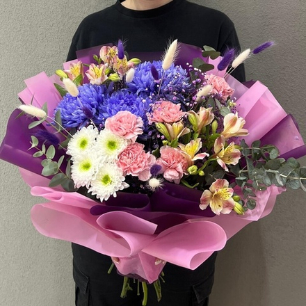 Букет из хризантем, альстромерии и диантусов