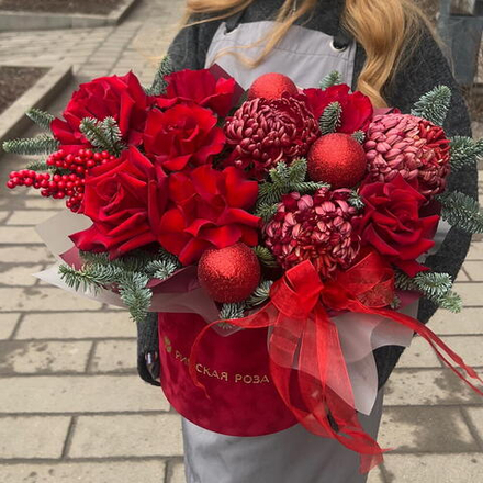 Зимняя композиция из красных роз, хризантем и нобилиса с новогодним декором