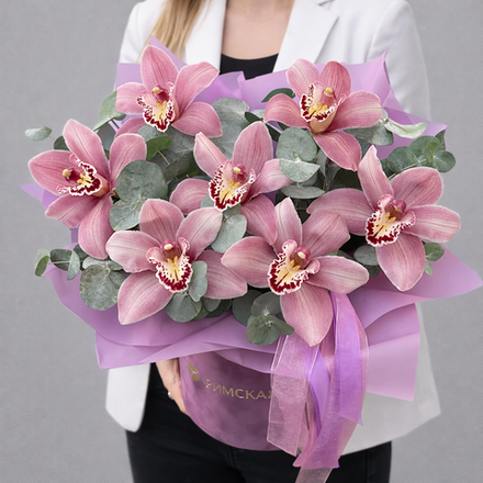 Композиция из фиолетовых орхидей в коробке