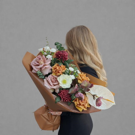 Букет из французских роз, антуриума, анемона и хризантем бигуди в шоколадной упаковке