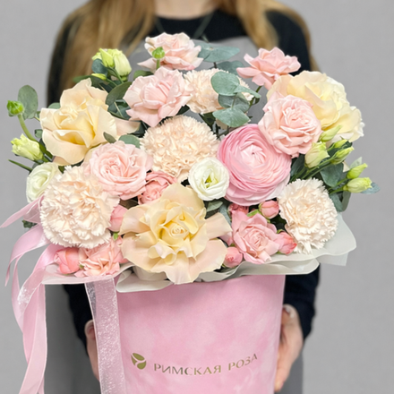 Композиция в коробке с розами, ранункулюсом, эустомой и кустовыми розами