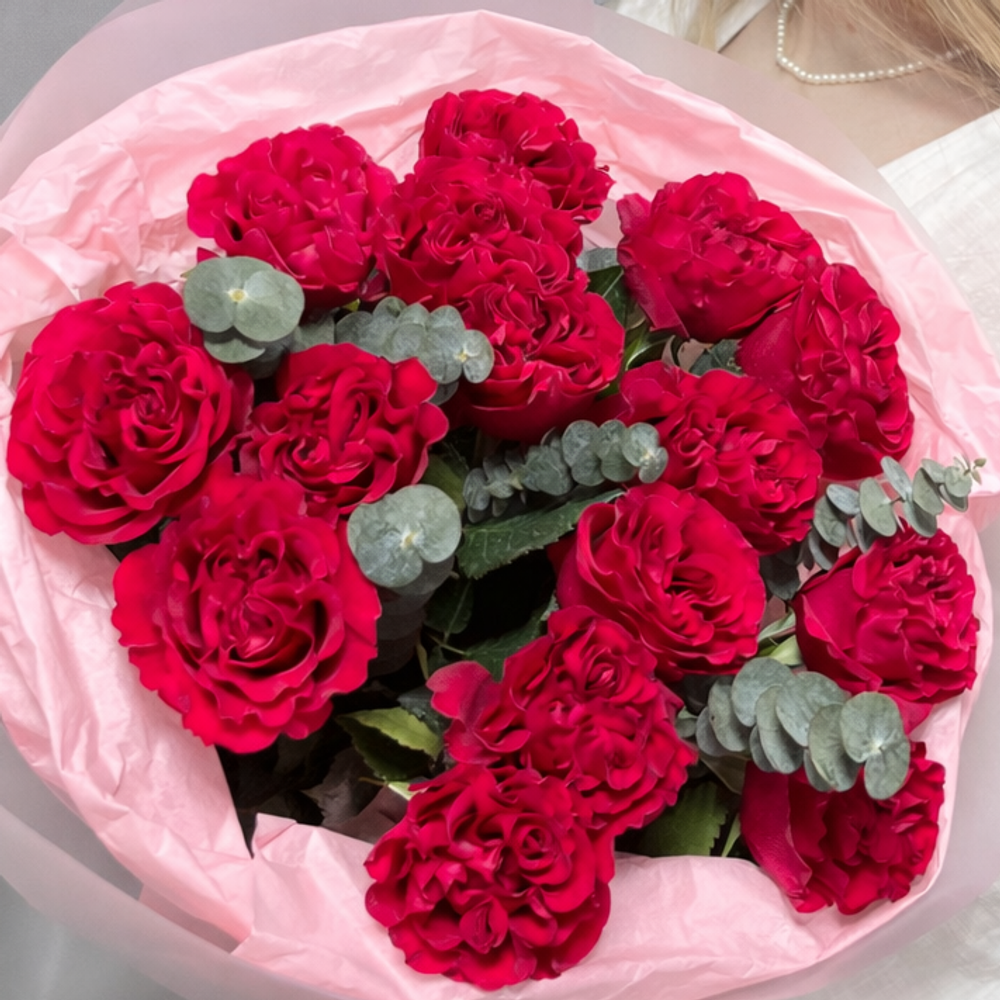 Букет из пионовидных малиновых роз Майрас Хот Пинк (Mayras Hot Pink) с эвкалиптом - РИМСКАЯ РОЗА фото №3