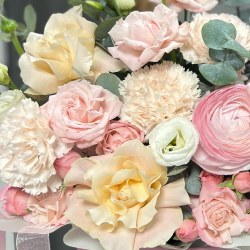 Композиция в коробке с розами, ранункулюсом, эустомой и кустовыми розами - РИМСКАЯ РОЗА фото №4