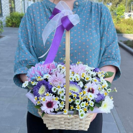 Корзина с кустовыми ромашками, хризантемами, сантини и астрой