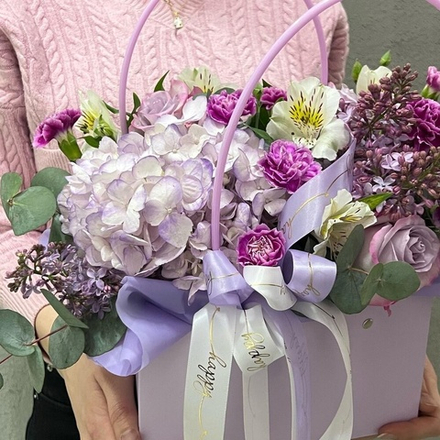 Гортензия, сирень, розы и эвкалипт в сумочке